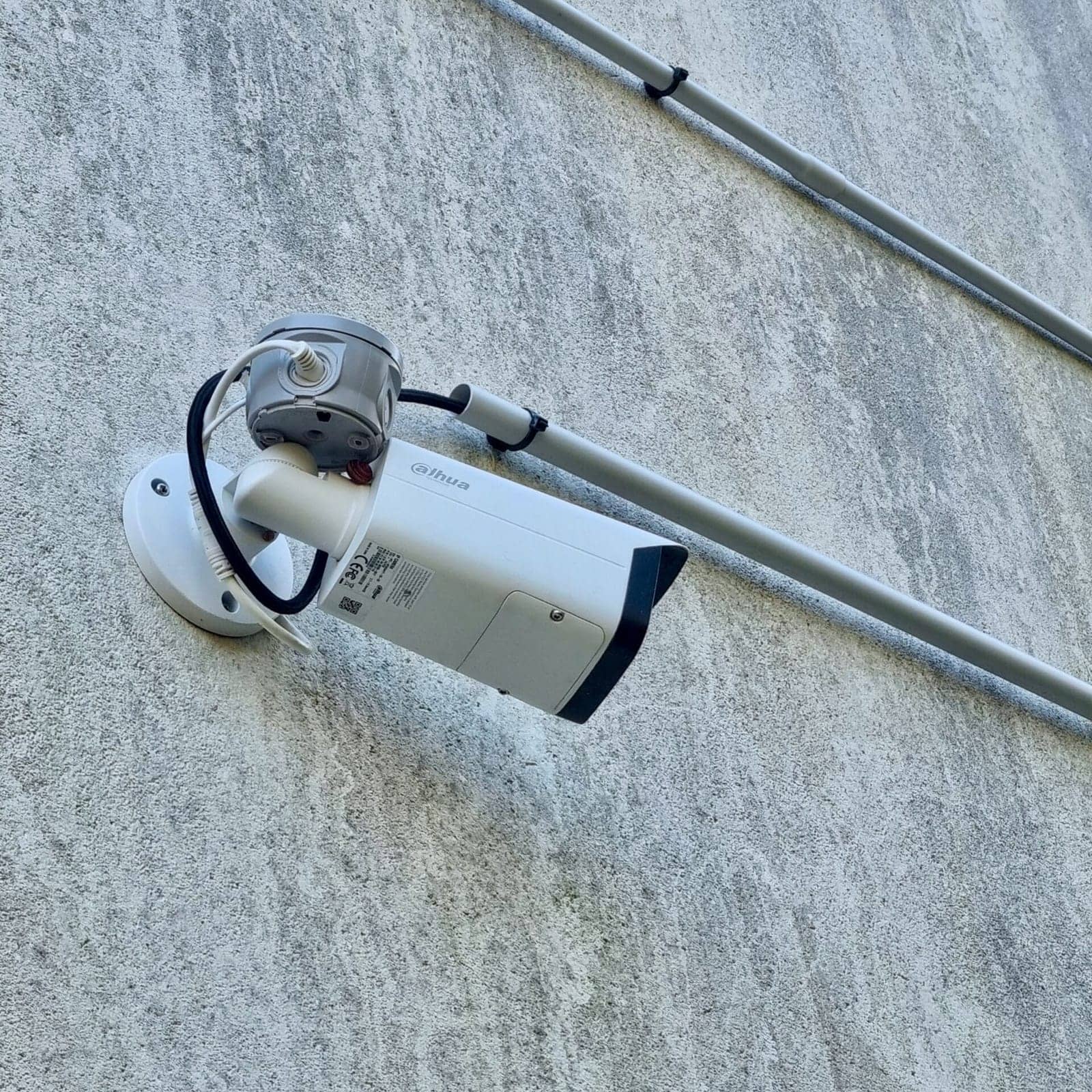 Platine d’appel extérieure installée près d’un accès