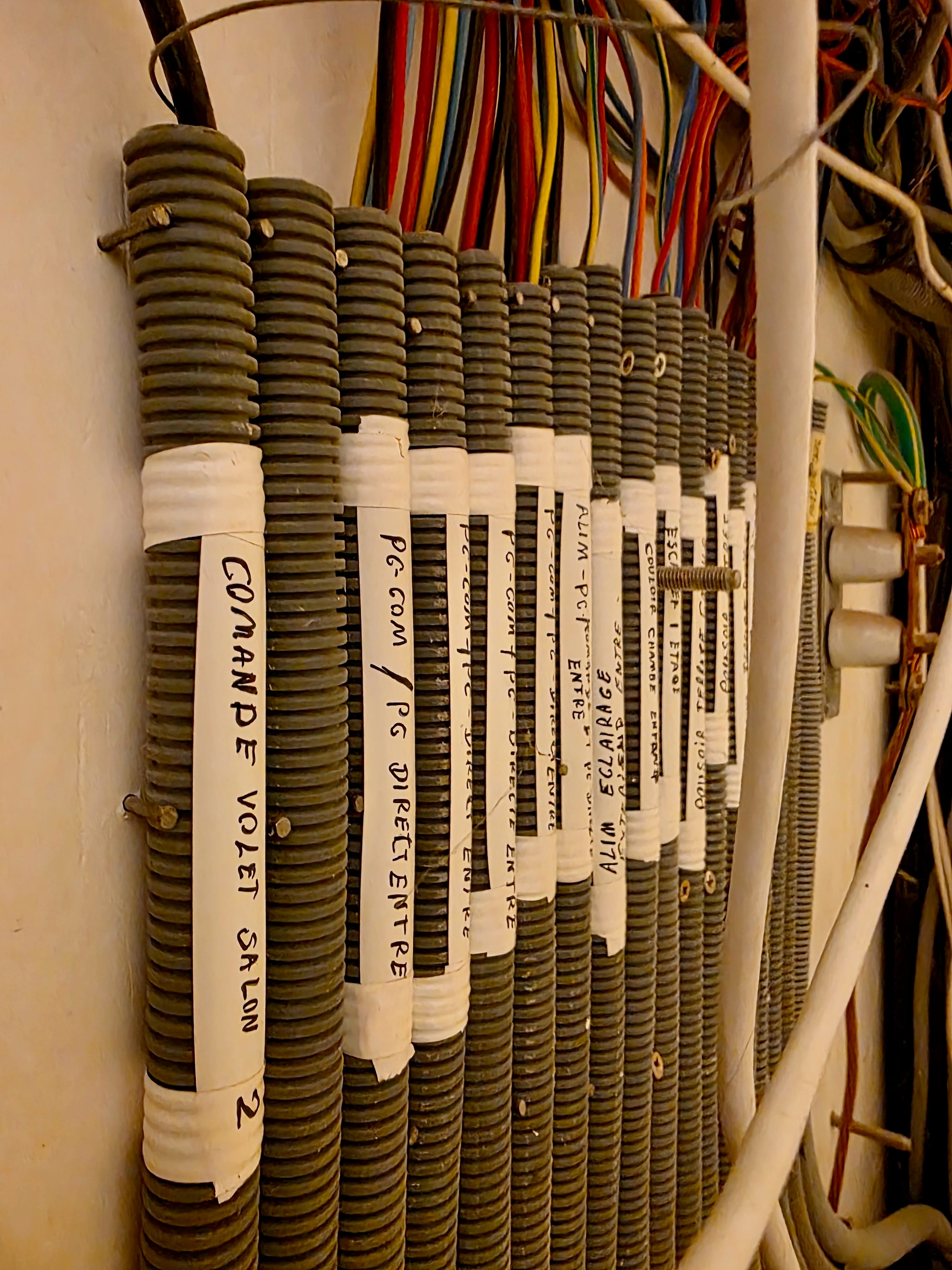 Gaine électrique en cheminement avec câbles le long du mur