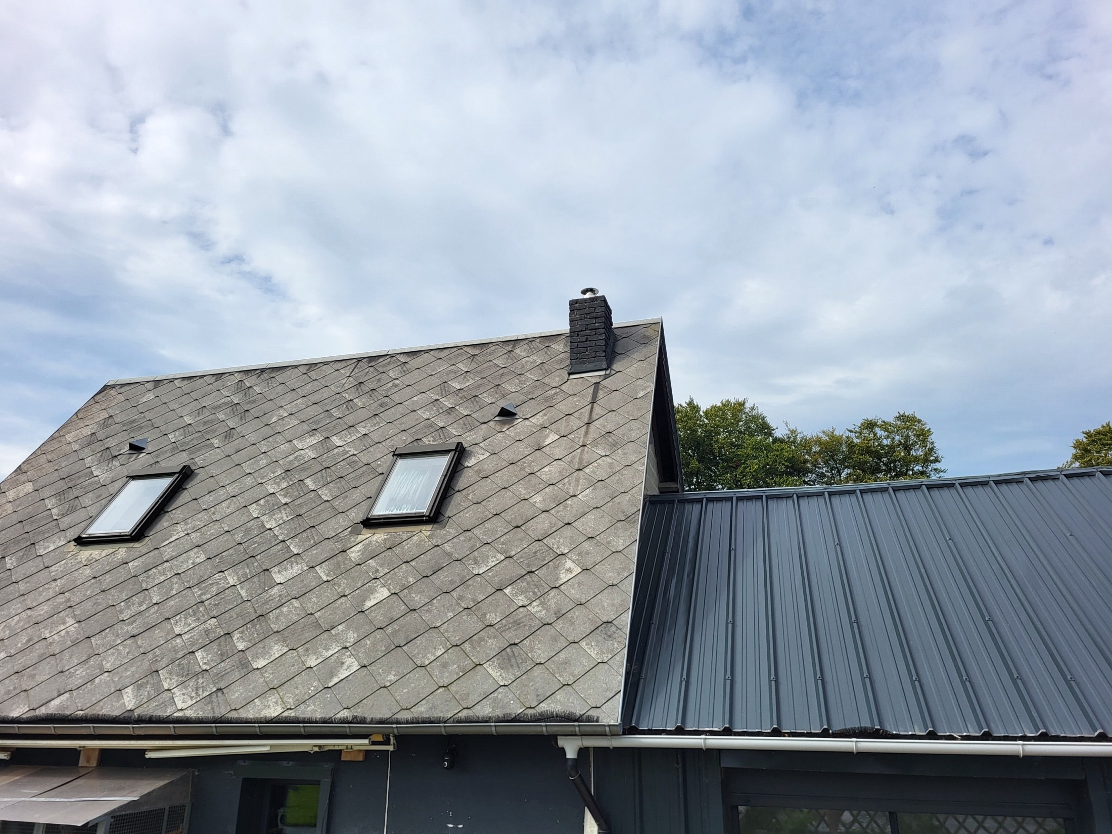 Poêle à granulés Qlima Viola S-Line installé dans un salon