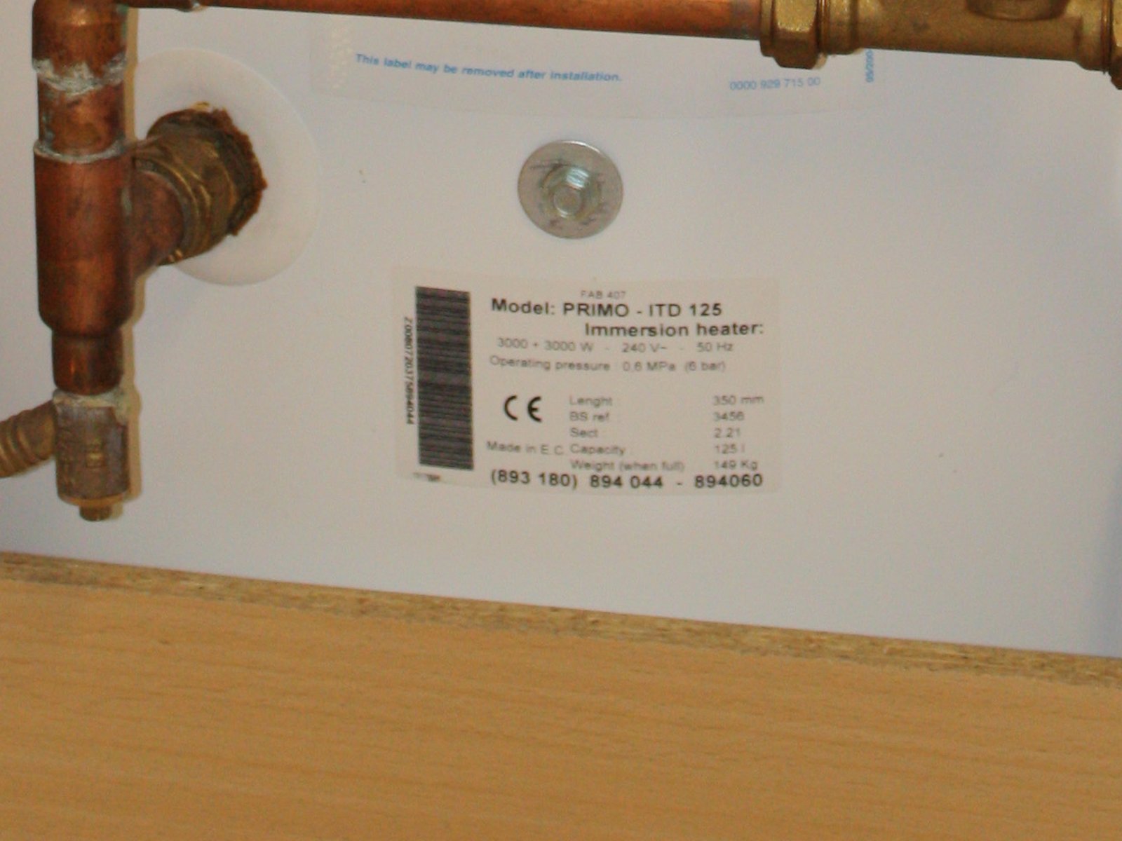 Plaque signalétique d'un chauffe-eau avec modèle, tension, puissance et capacité