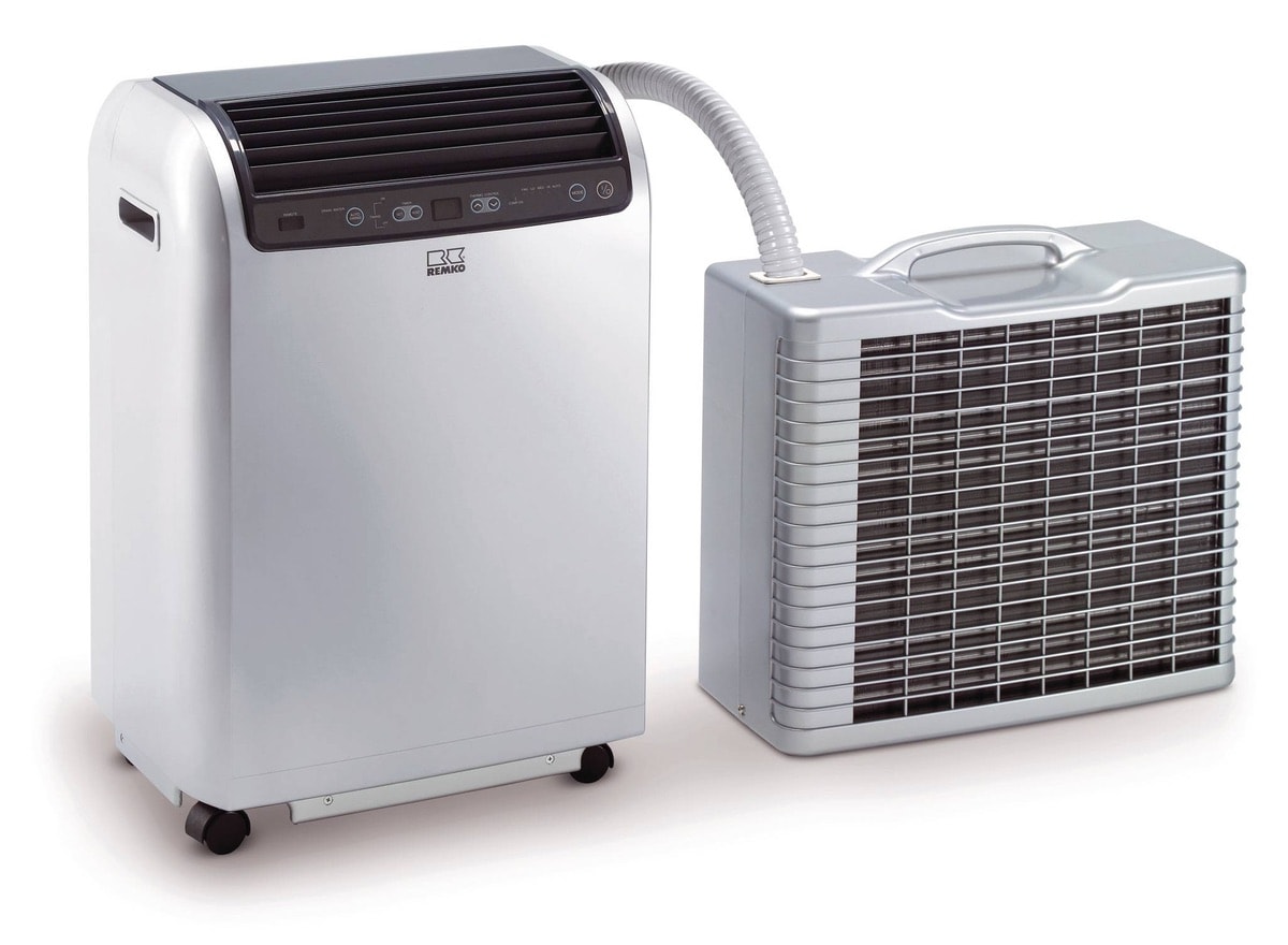 Climatiseur split mobile Remko RKL 495 DC : unité intérieure sur roulettes et unité extérieure reliées par la liaison frigorifique