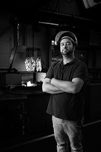 Portrait en noir et blanc d'un technicien REMS devant le four de la trempe, à Waiblingen