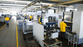 Atelier d'usinage CNC chez REMS à Waiblingen avec plusieurs machines-outils alignées