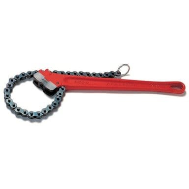 Clé à chaîne Ridgid rouge avec sa mâchoire dentée et sa chaîne métallique