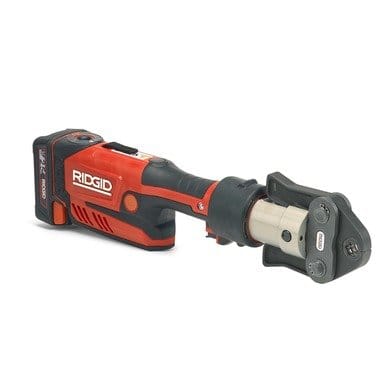 Presse à sertir Ridgid RP 351 avec sa mâchoire et sa batterie, sur fond blanc