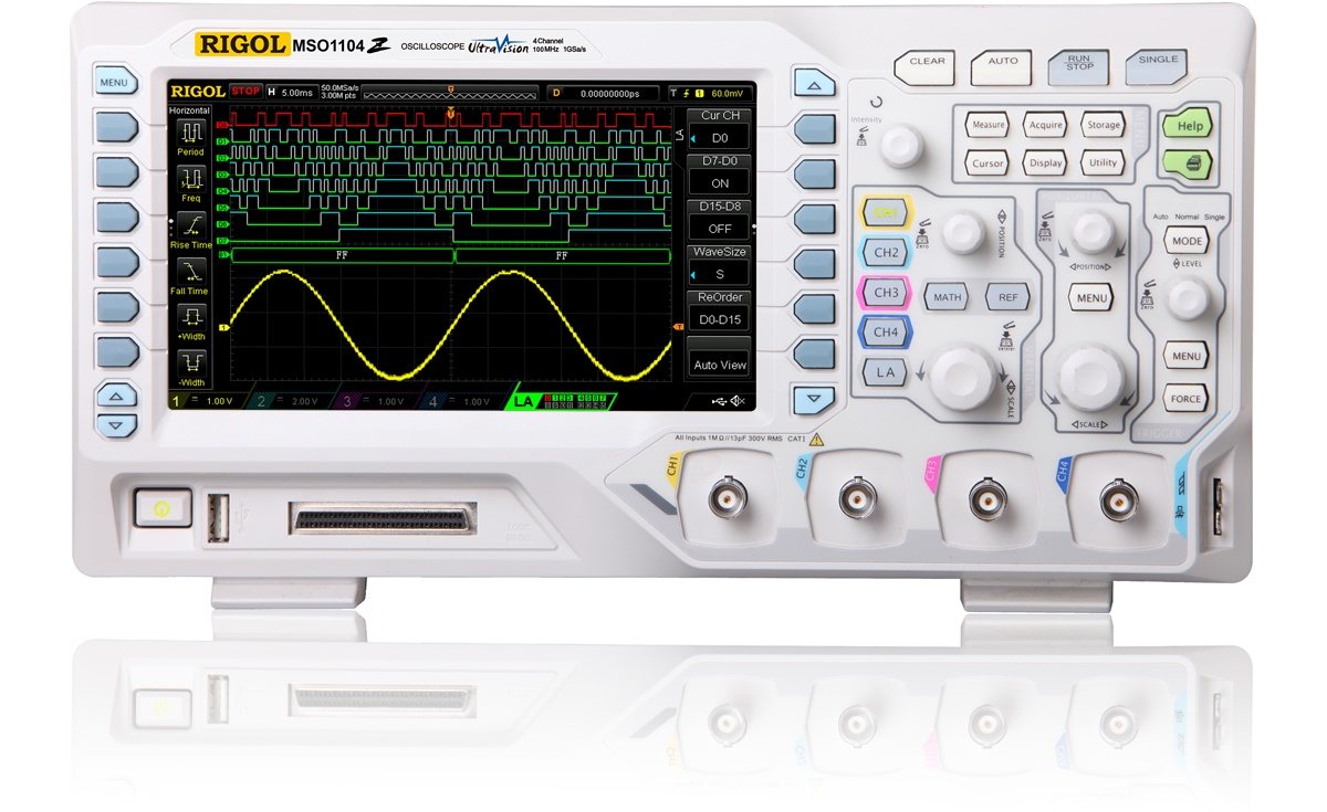 Oscilloscope numérique blanc RIGOL MSO1104 Z affichant des courbes rouges, vertes et jaunes sur son écran, avec de nombreux boutons de contrôle sur le côté droit.