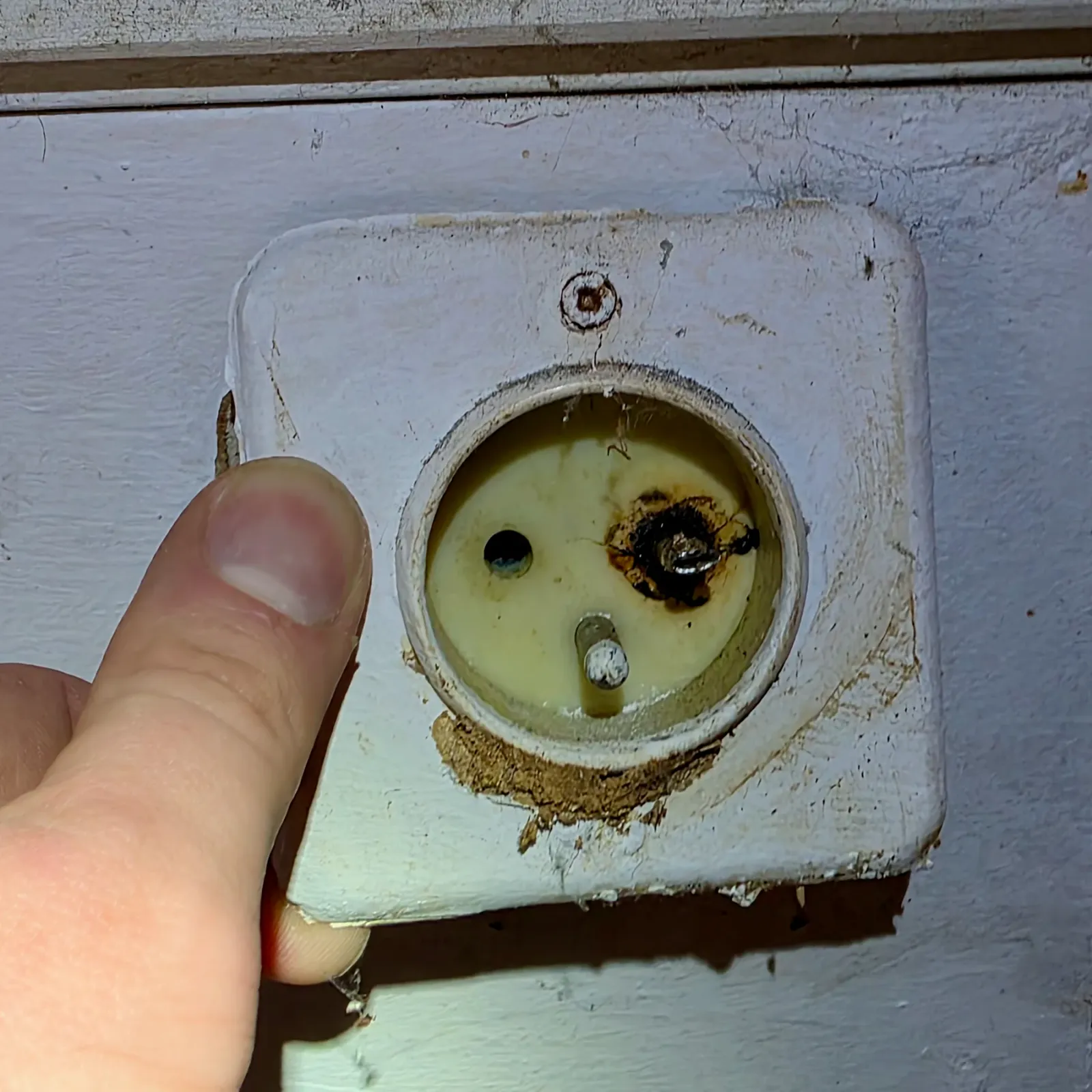 Prise Legrand brûlée avec broche de phase bloquée dedans