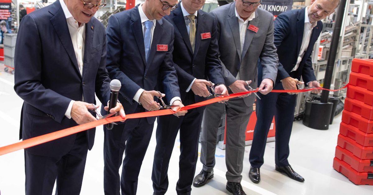 Cérémonie d'inauguration d'une nouvelle halle de production Rothenberger à Kelkheim en 2024, ruban rouge coupé par les dirigeants du groupe