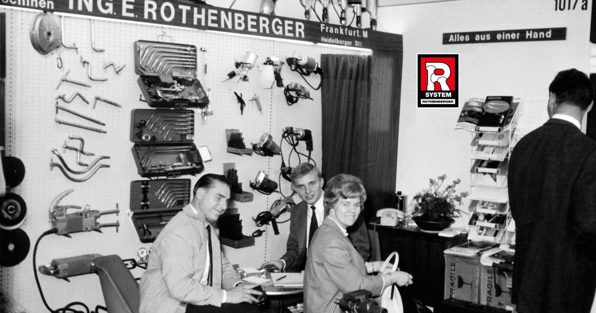 Photographie d'archive du stand Rothenberger à la foire ISH de 1967 à Francfort, avec le logo du système R affiché sur un panneau
