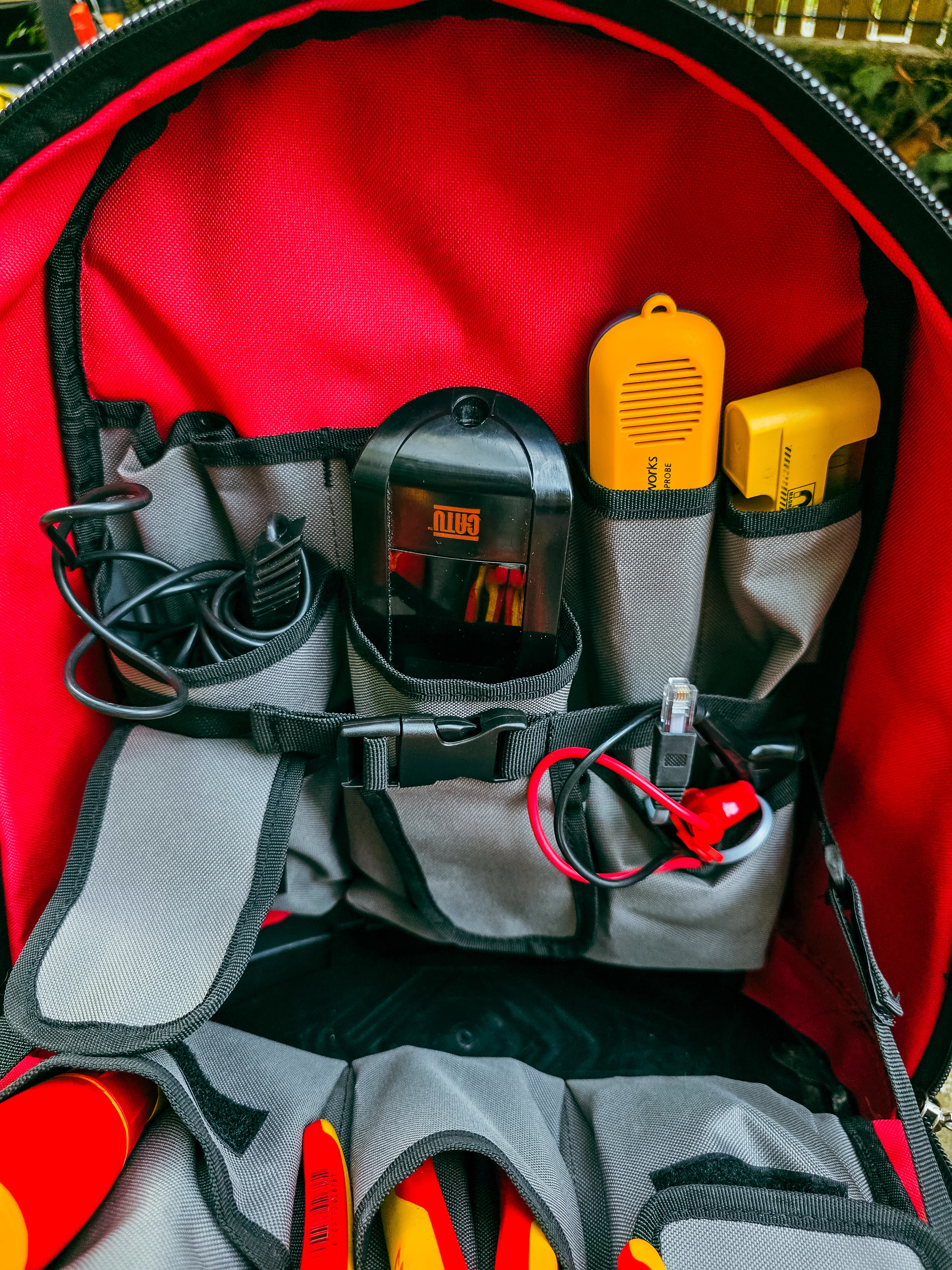 Intérieur d’un sac C.K Magma avec pochette CATU, sonde et cordons réseau
