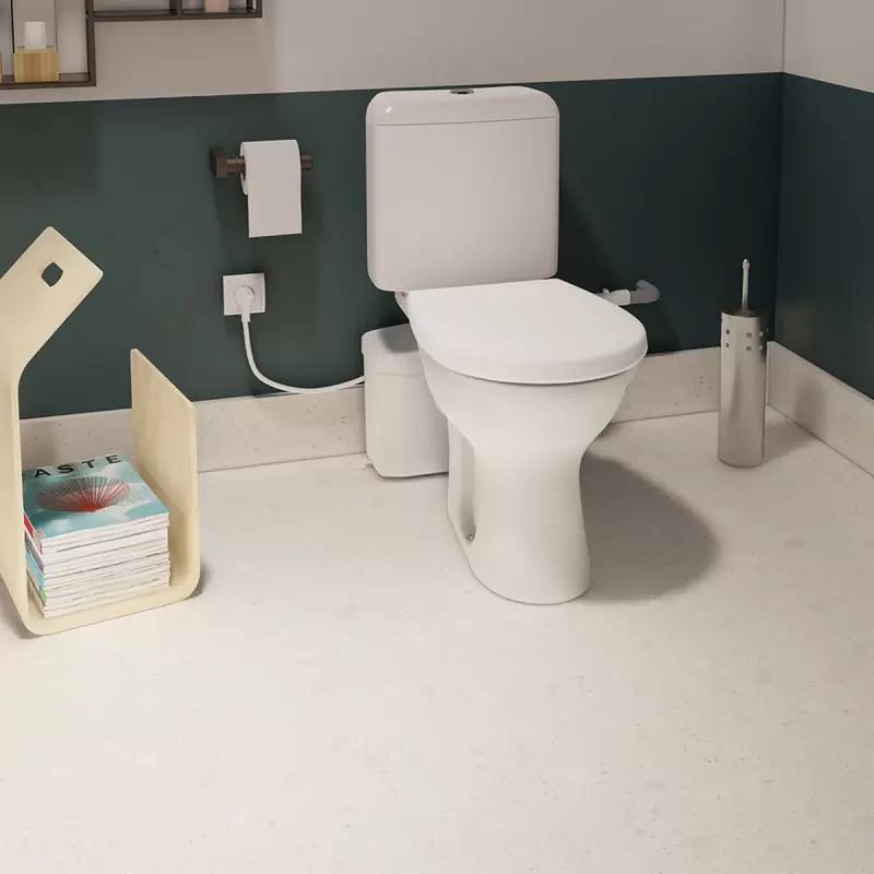 WC broyeur compact photographié par un installateur spécialisé