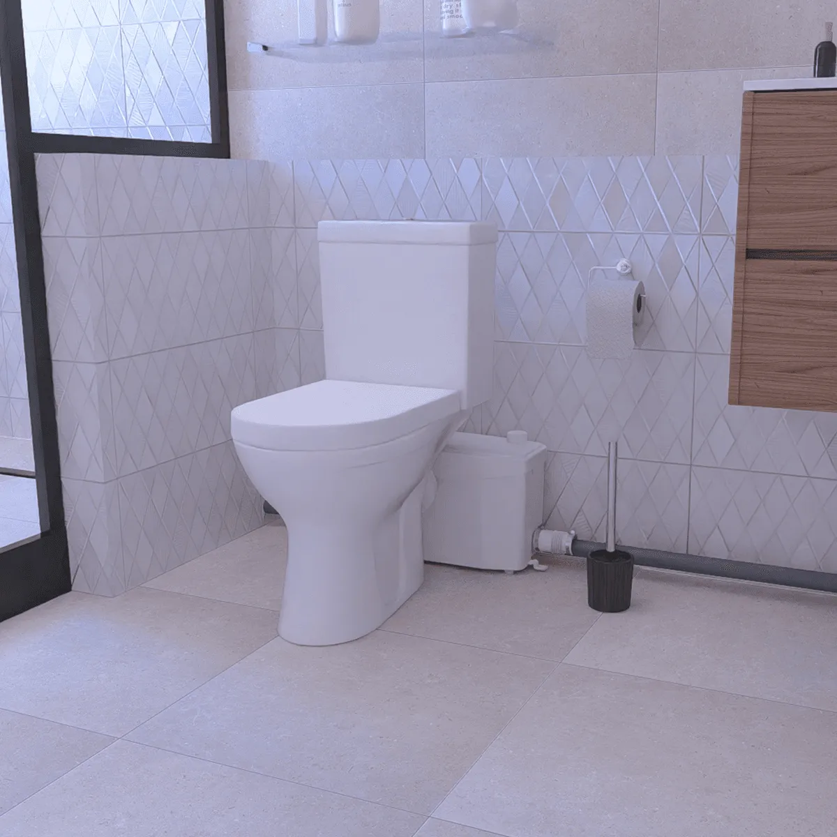 Sanibroyeur Plus SFA placé derrière une cuvette de WC, boîtier blanc raccordé à un tuyau d’évacuation gris