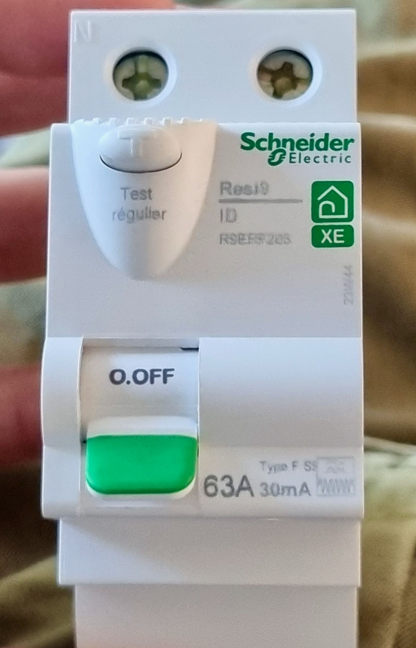 Différentiel type F Schneider Resi9 30mA close up