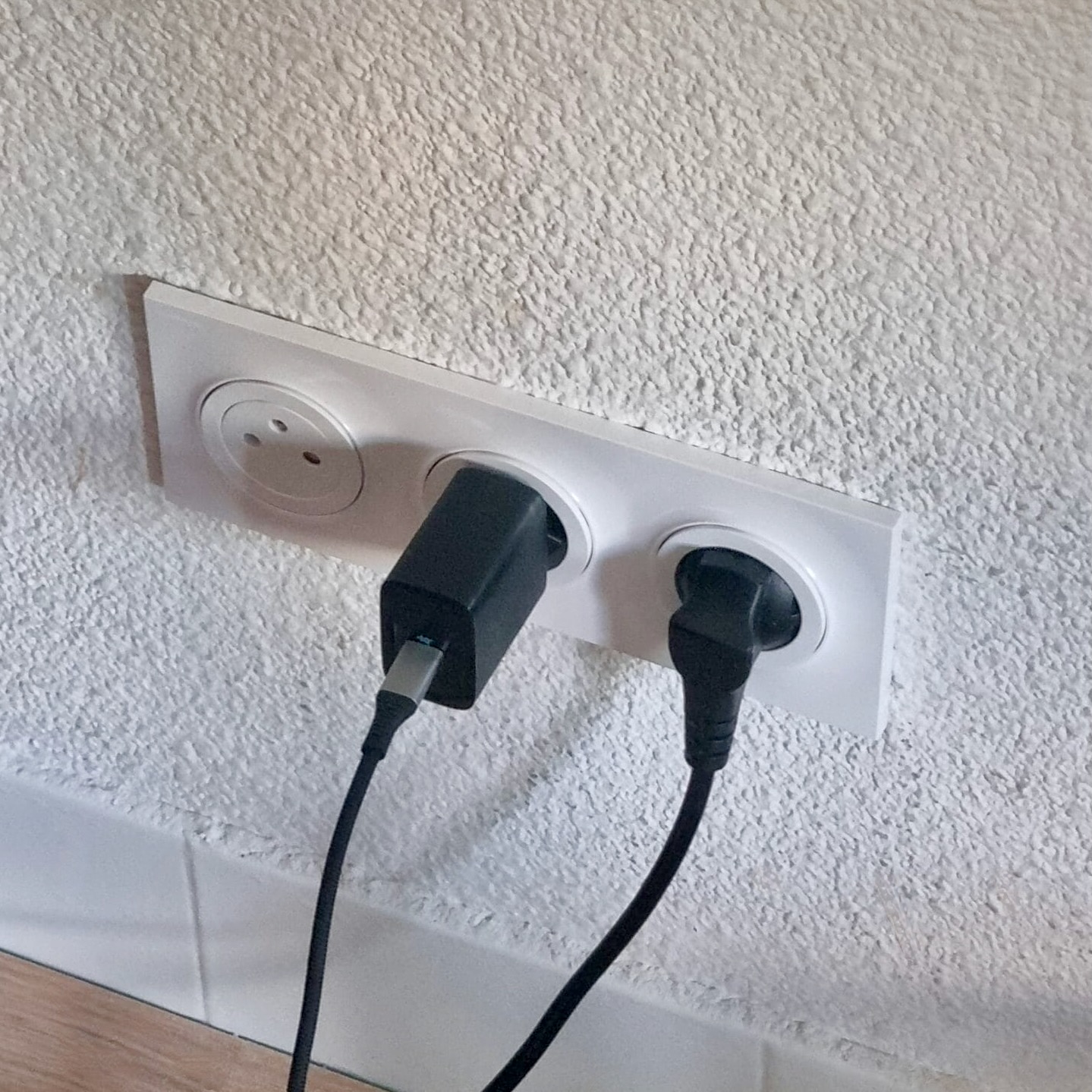 Triple prise Schneider Odace installée à Louveciennes avec appareils branchés