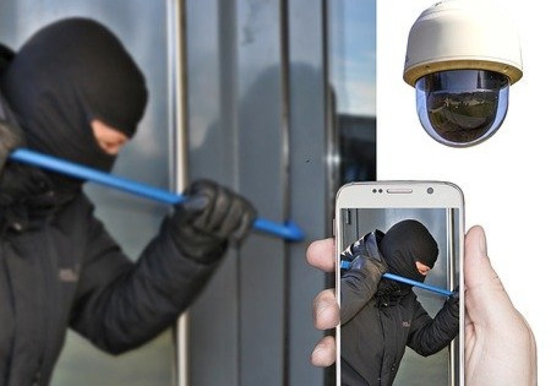 Montage montrant un individu masqué forçant une porte, une caméra dôme et une main tenant un smartphone affichant l’image de l’intrusion.