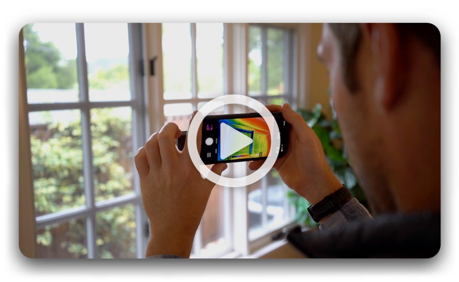 Caméra thermique Seek branchée sur un smartphone qui affiche une image thermique