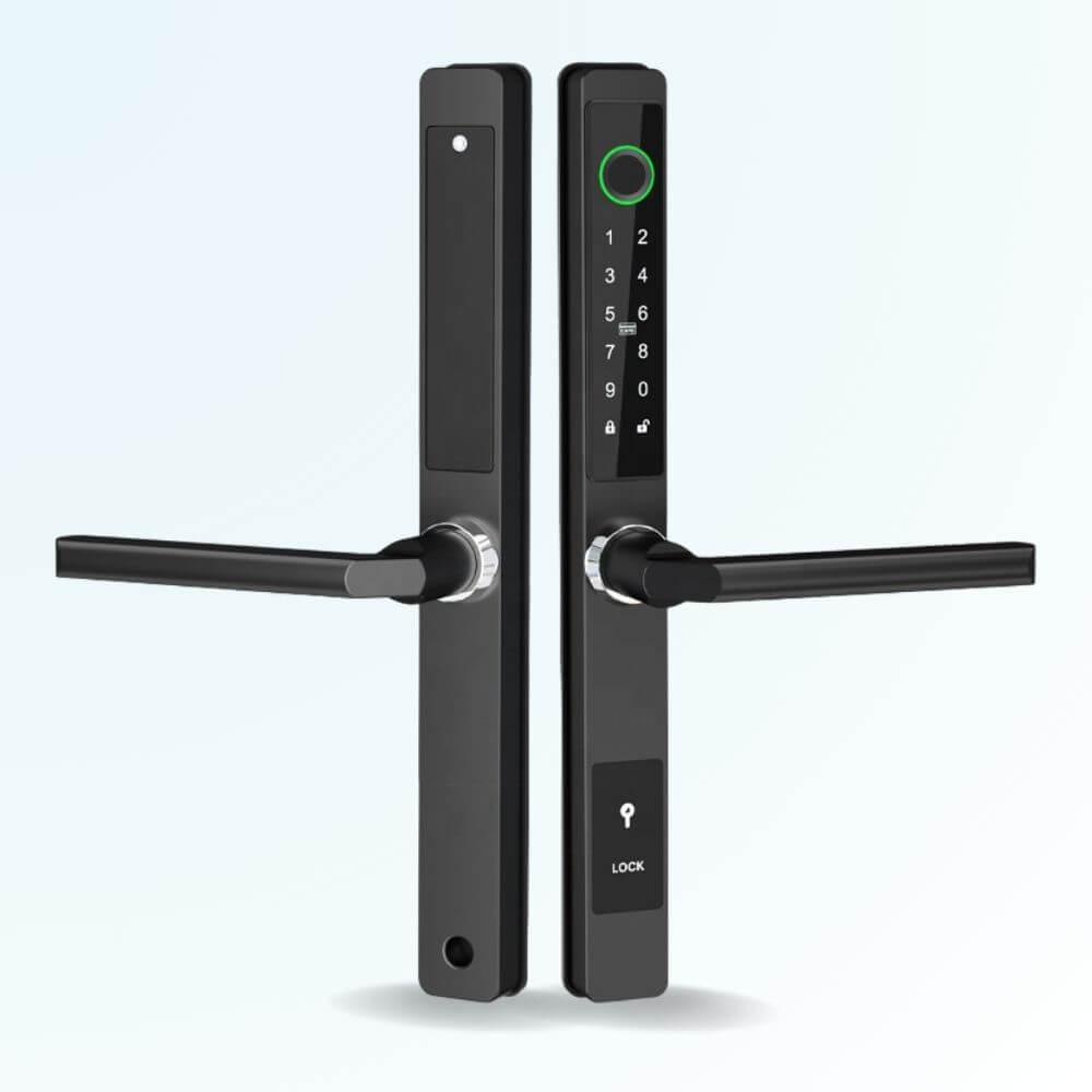 Une serrure connectée noire avec poignée, clavier numérique et lecteur d’empreinte digitale, présentée sous deux angles sur fond blanc.