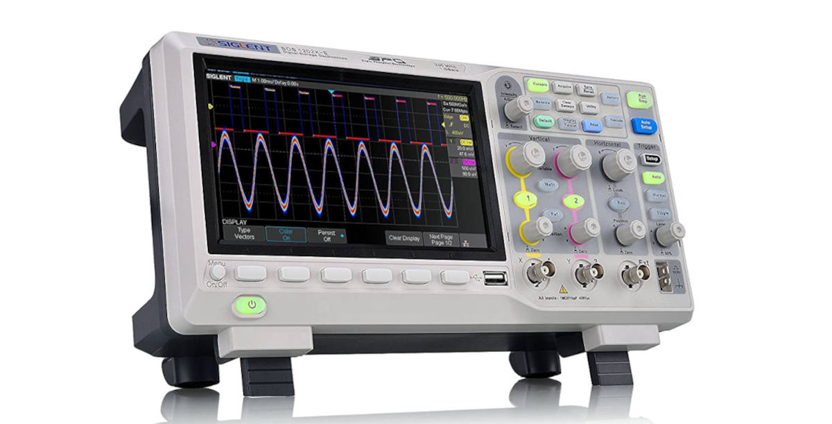 Un oscilloscope numérique blanc et gris Siglent SDS1202X-E avec des signaux affichés à l’écran et des boutons de contrôle sur le panneau droit.