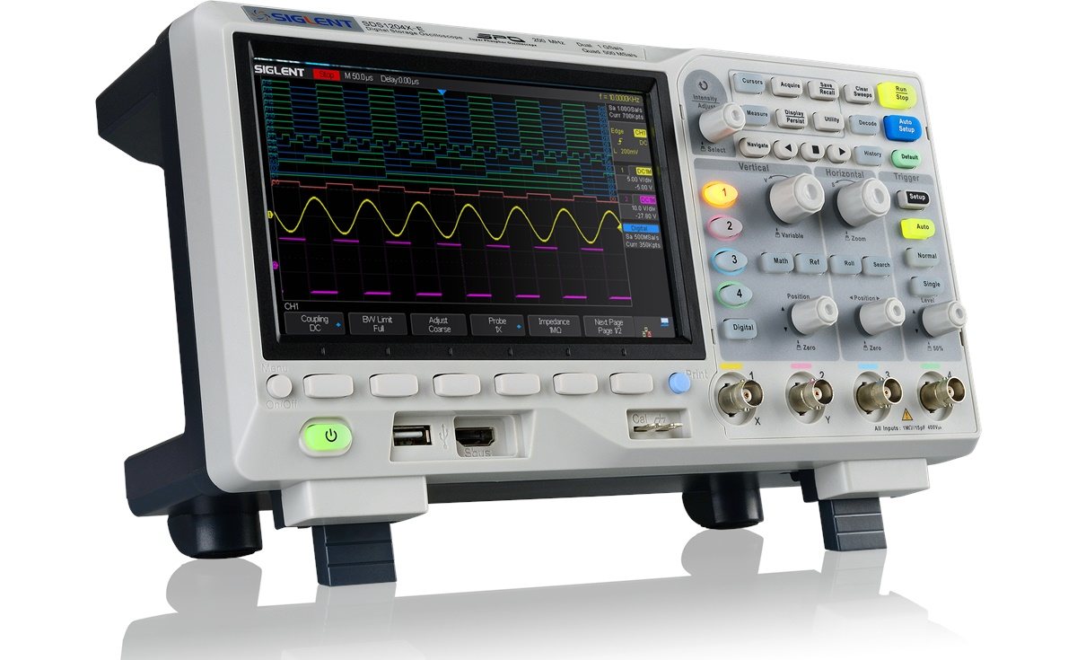 Un oscilloscope numérique Siglent SDS1204X-E de couleur blanche et grise montrant des signaux complexes sur son écran.