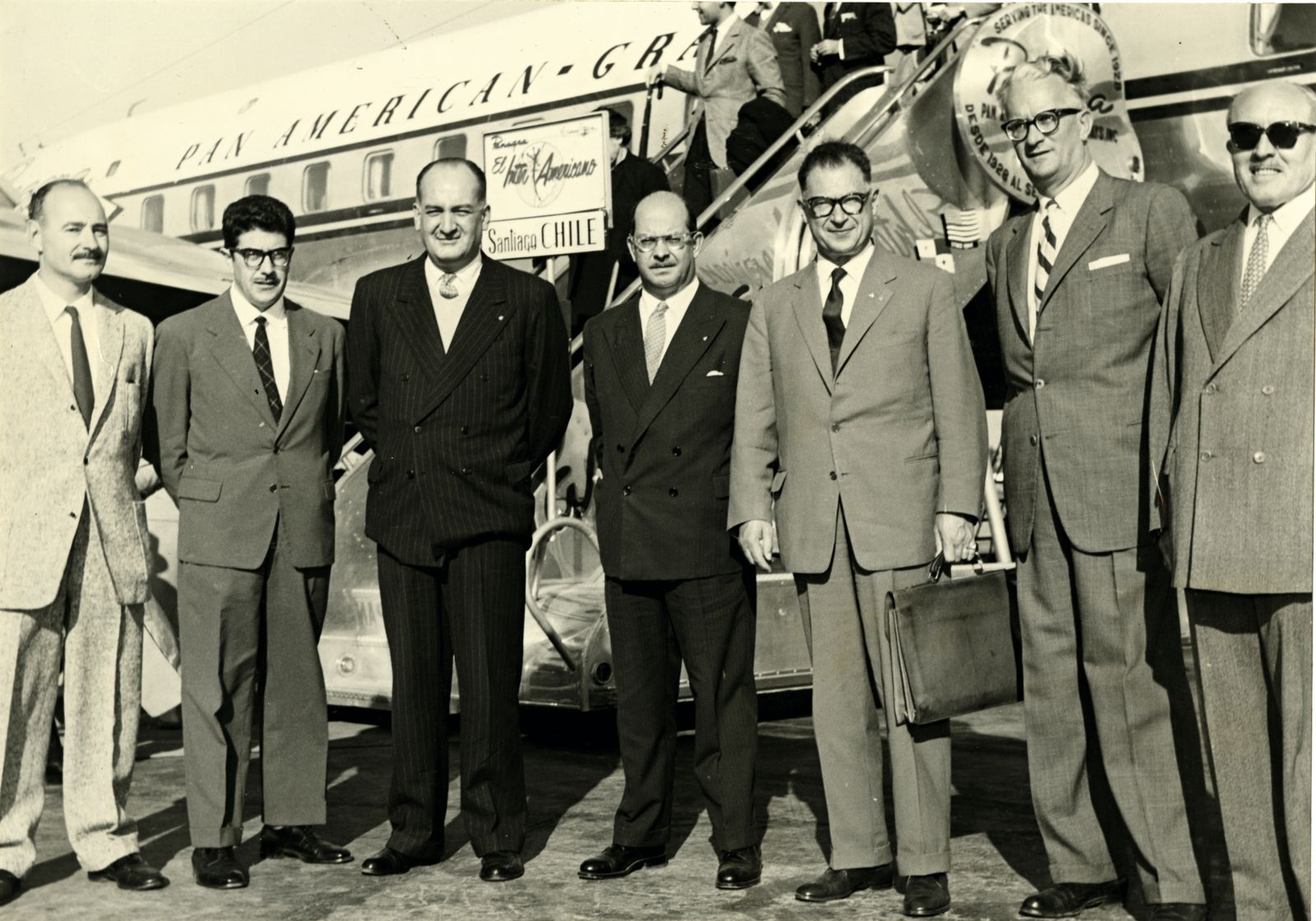 Fritz Schenker en visite au Chili en octobre 1959, entouré de collaborateurs