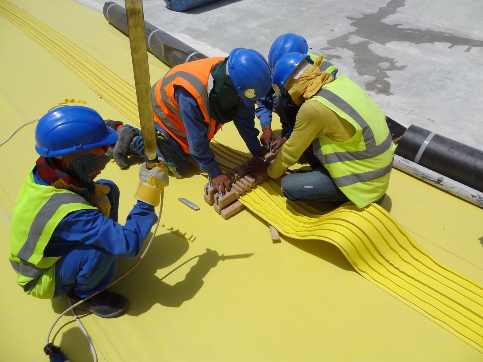 Soudure à l’air chaud d’une membrane d’étanchéité Sikaplan sur une toiture