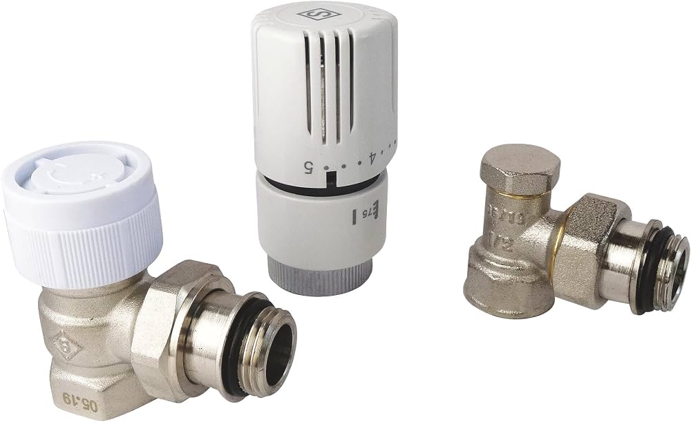 Trois robinets thermostatiques et têtes de radiateur en métal et plastique sur fond blanc, portant un logo S en losange.