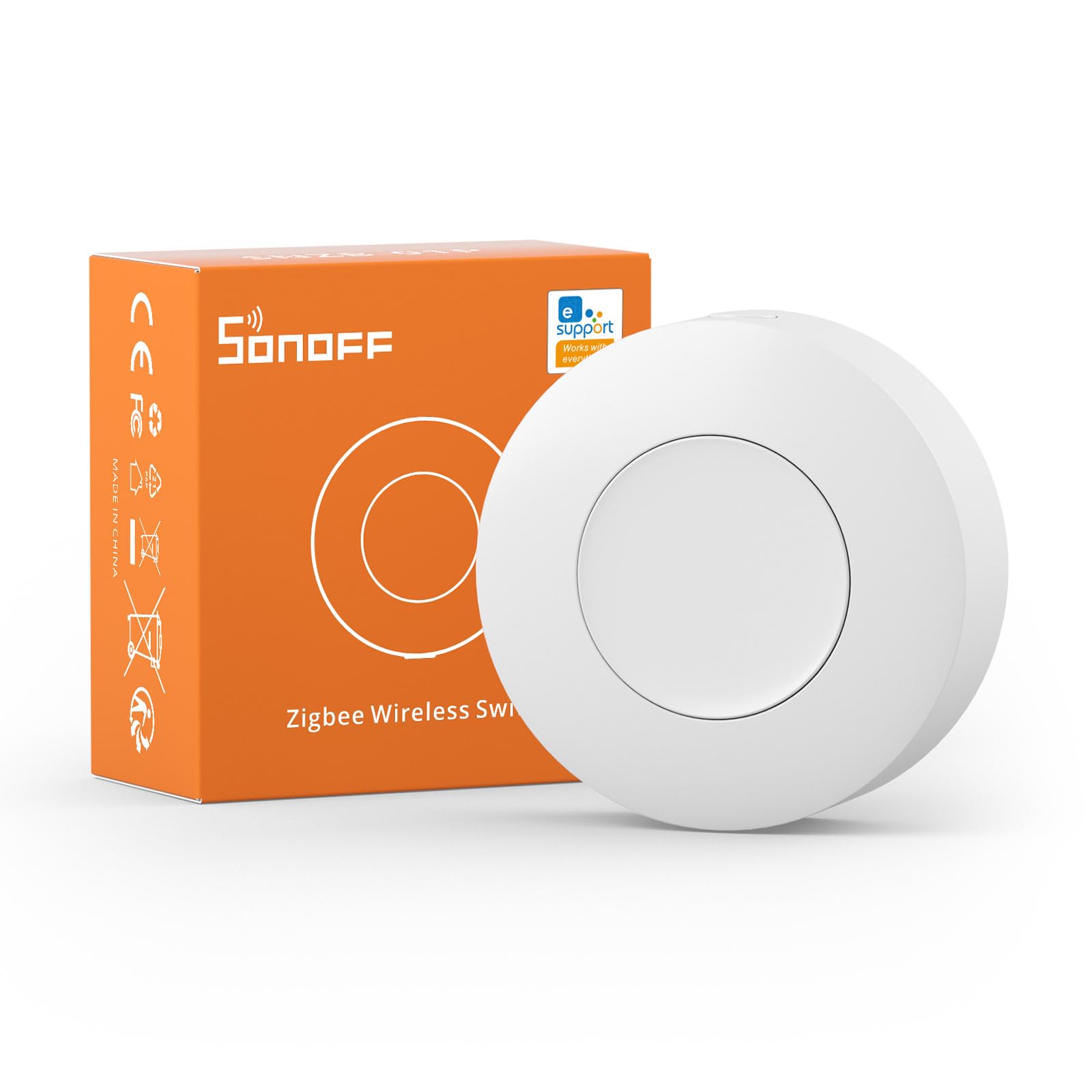 Une boîte orange Sonoff Zigbee Wireless Switch est présentée à côté d’un interrupteur sans fil rond et blanc.