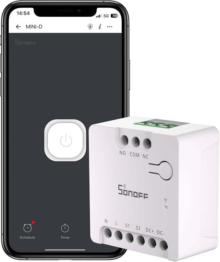 Un smartphone affichant l’interface de l’application Sonoff est placé à côté d’un module relais blanc Sonoff MINI-D avec ses borniers de connexion.