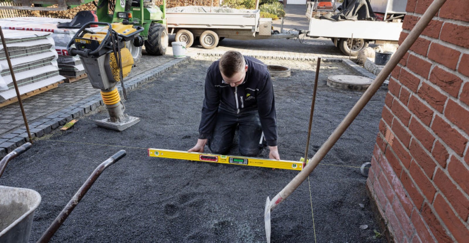 Niveau électronique Stabila utilisé sur un support de chantier