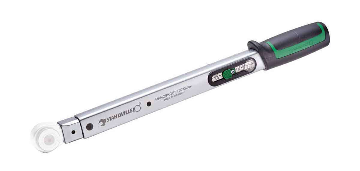 Une clé dynamométrique Stahlwille Manoskop 730 Quick avec un manche noir et vert, présentée sur fond blanc.