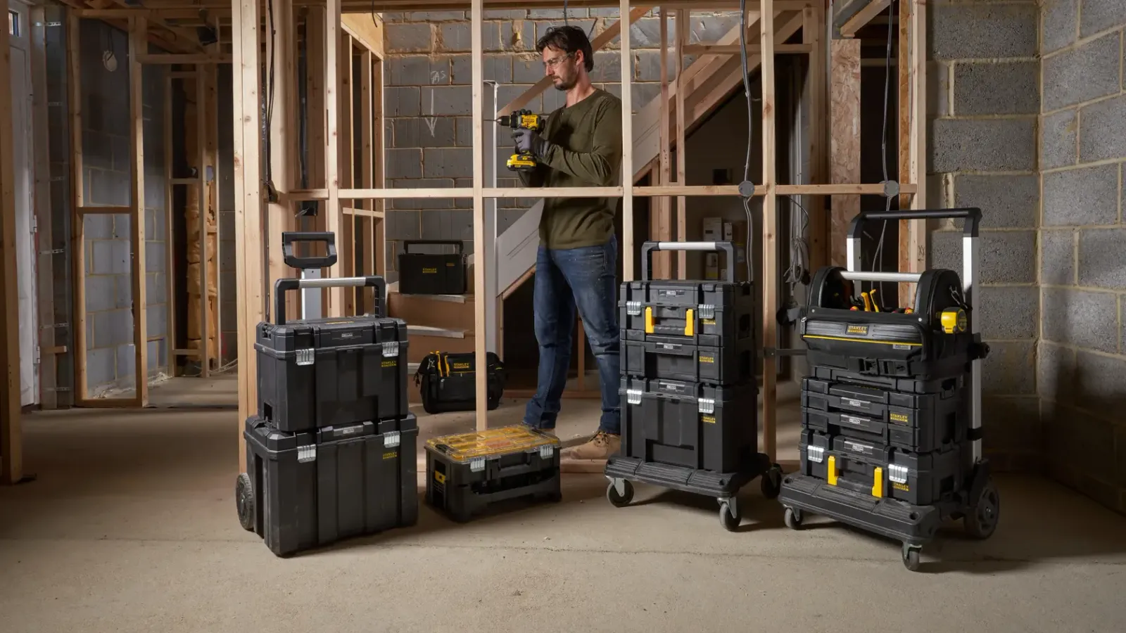 Rangements modulaires Stanley sur roulettes avec caisses noires à fermoirs jaunes
