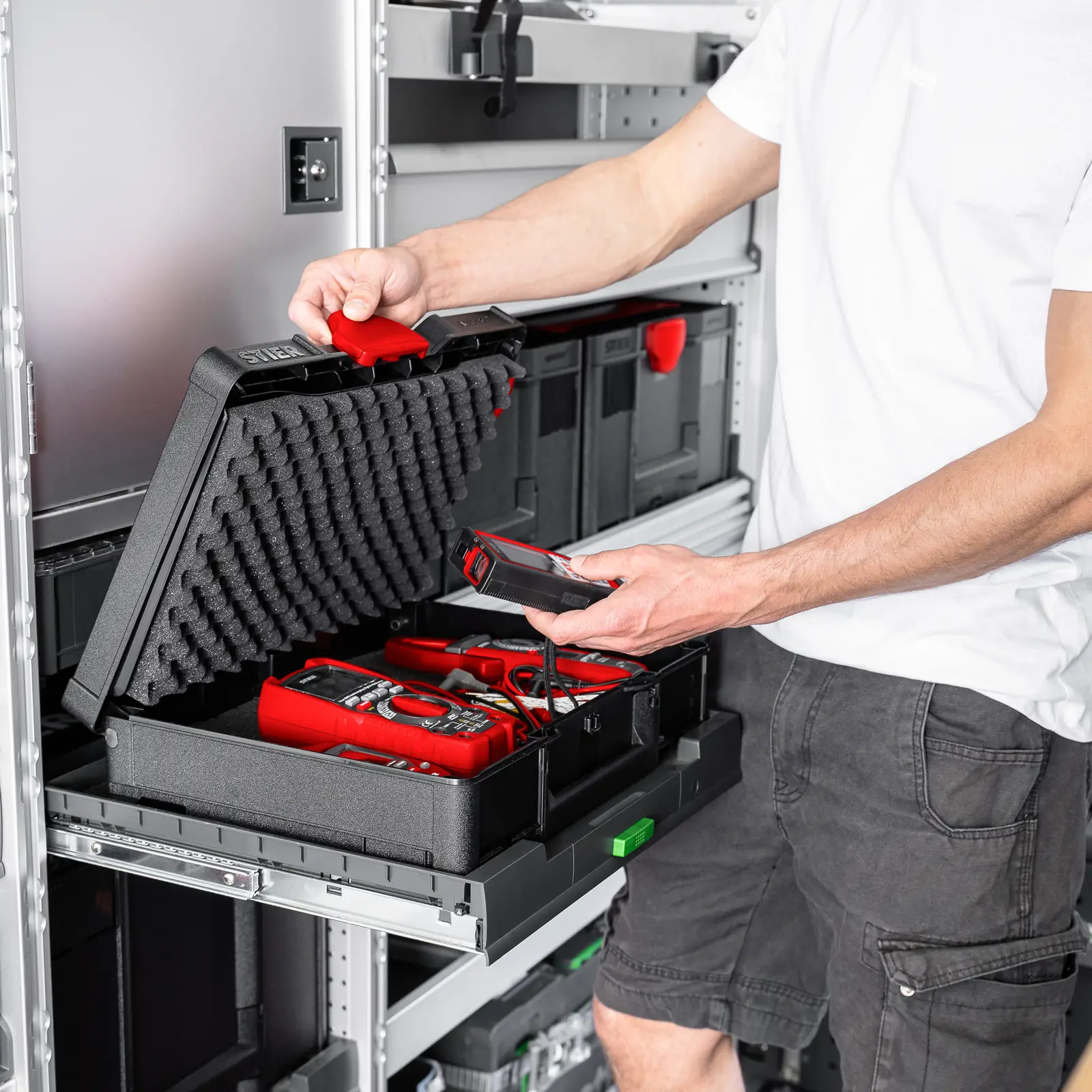 Fermoir T-Loc rouge d’un Systainer TANOS noir, en gros plan