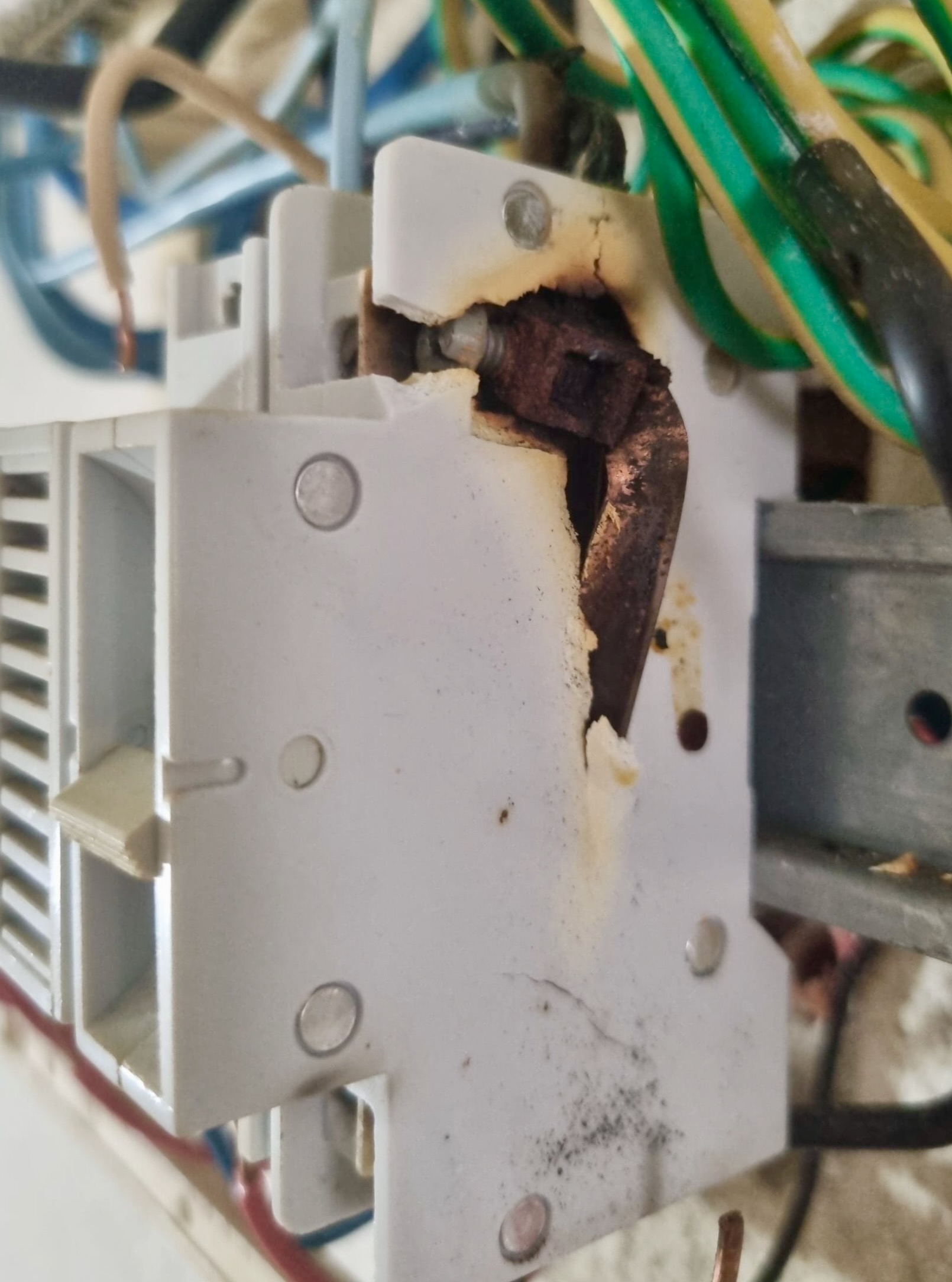 Disjoncteur magnétothermique brûlé Legrand — remplacé lors d'un dépannage