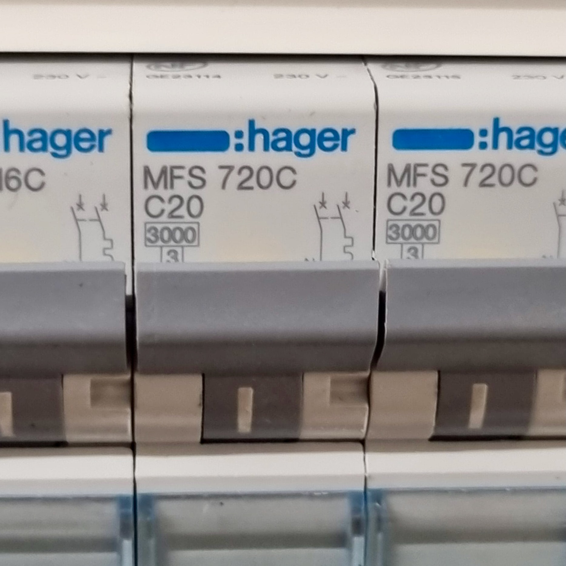 Disjoncteurs type C Hager close up — qualité des plastiques