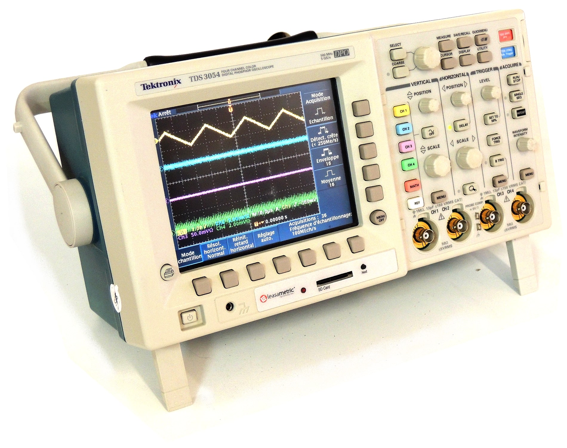 Un oscilloscope numérique beige et gris de la marque Tektronix, modèle TDS 3054, affichant des signaux sur son écran et équipé d’un module additionnel.