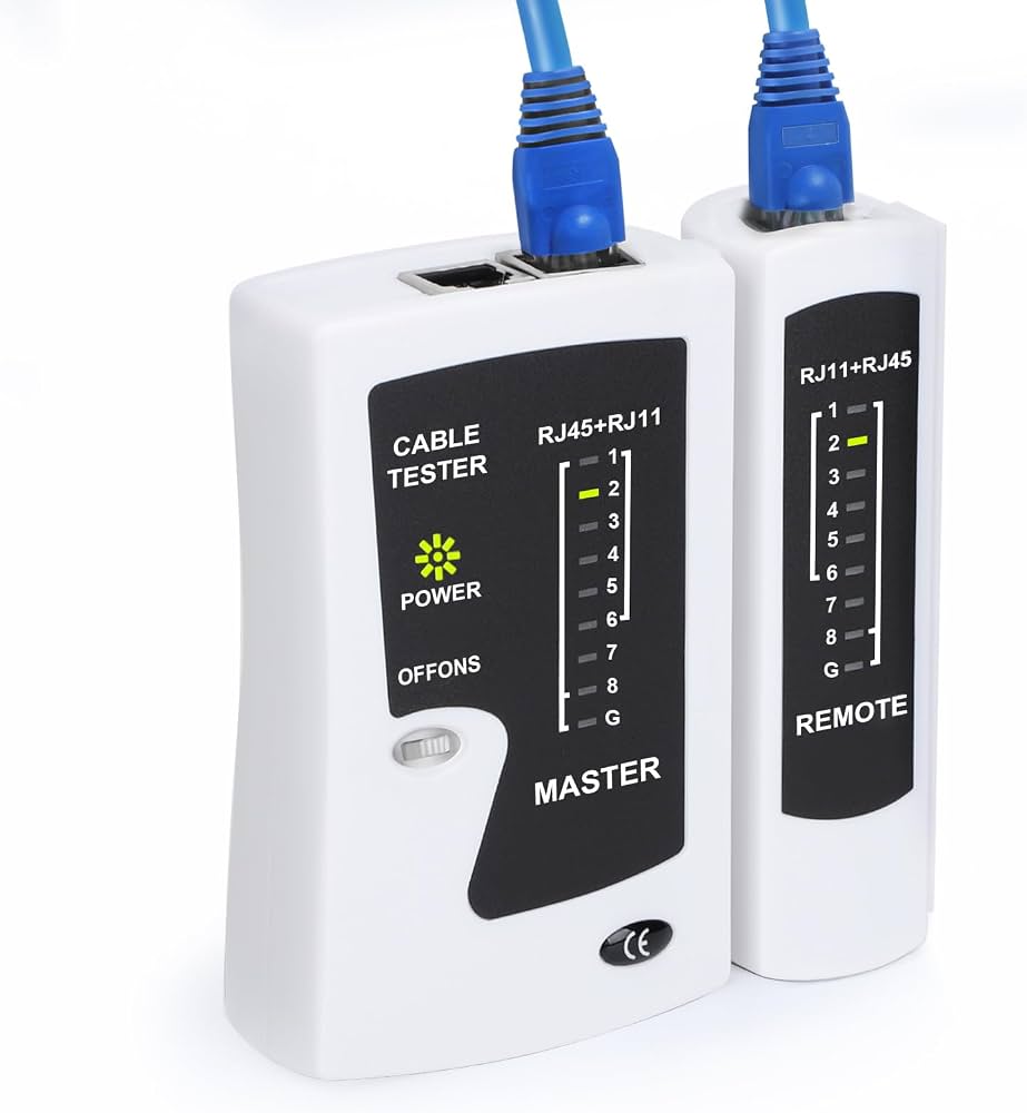 Deux boîtiers blancs d’un testeur de câbles RJ45 et RJ11 avec des câbles bleus branchés, montrant les unités Master et Remote avec leurs LED indicatrices.