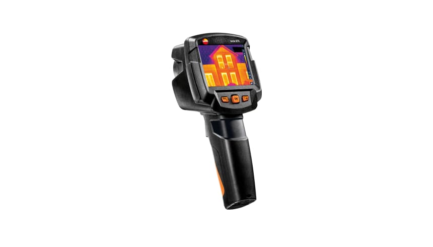 Caméra thermique testo 872 pointée vers une maison pour un relevé d’enveloppe