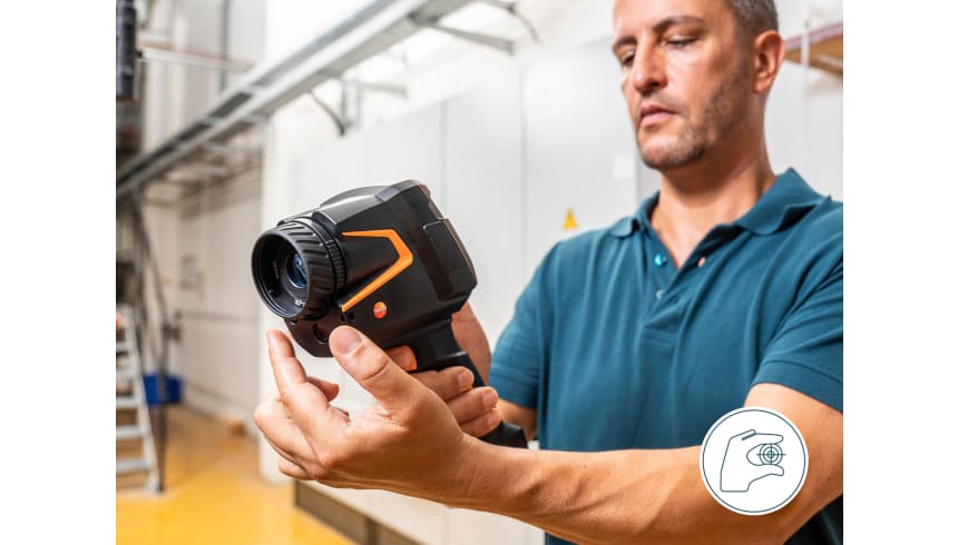 Caméra thermique testo 883 visant une paroi de bâtiment pour un relevé thermographique
