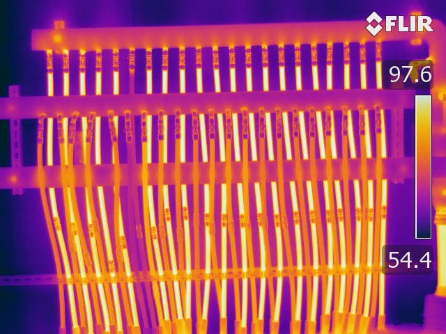 Image thermique d’un collecteur de plancher chauffant prise par une caméra FLIR