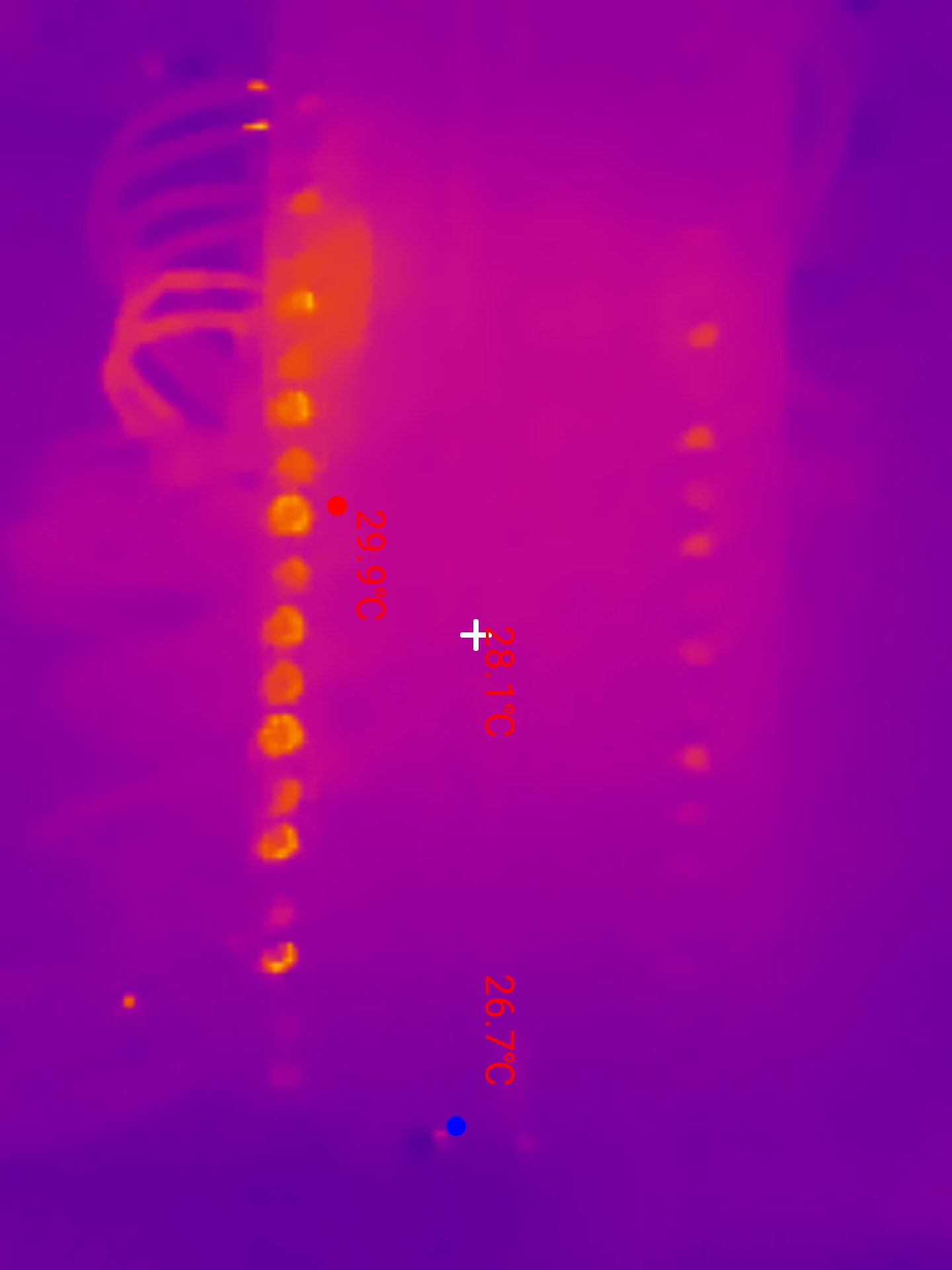 Thermografie-Nahaufnahme einer Reihe elektrischer Verbindungen mit maximal 29,9 °C, 28,1 °C in der Mitte und minimal 26,7 °C