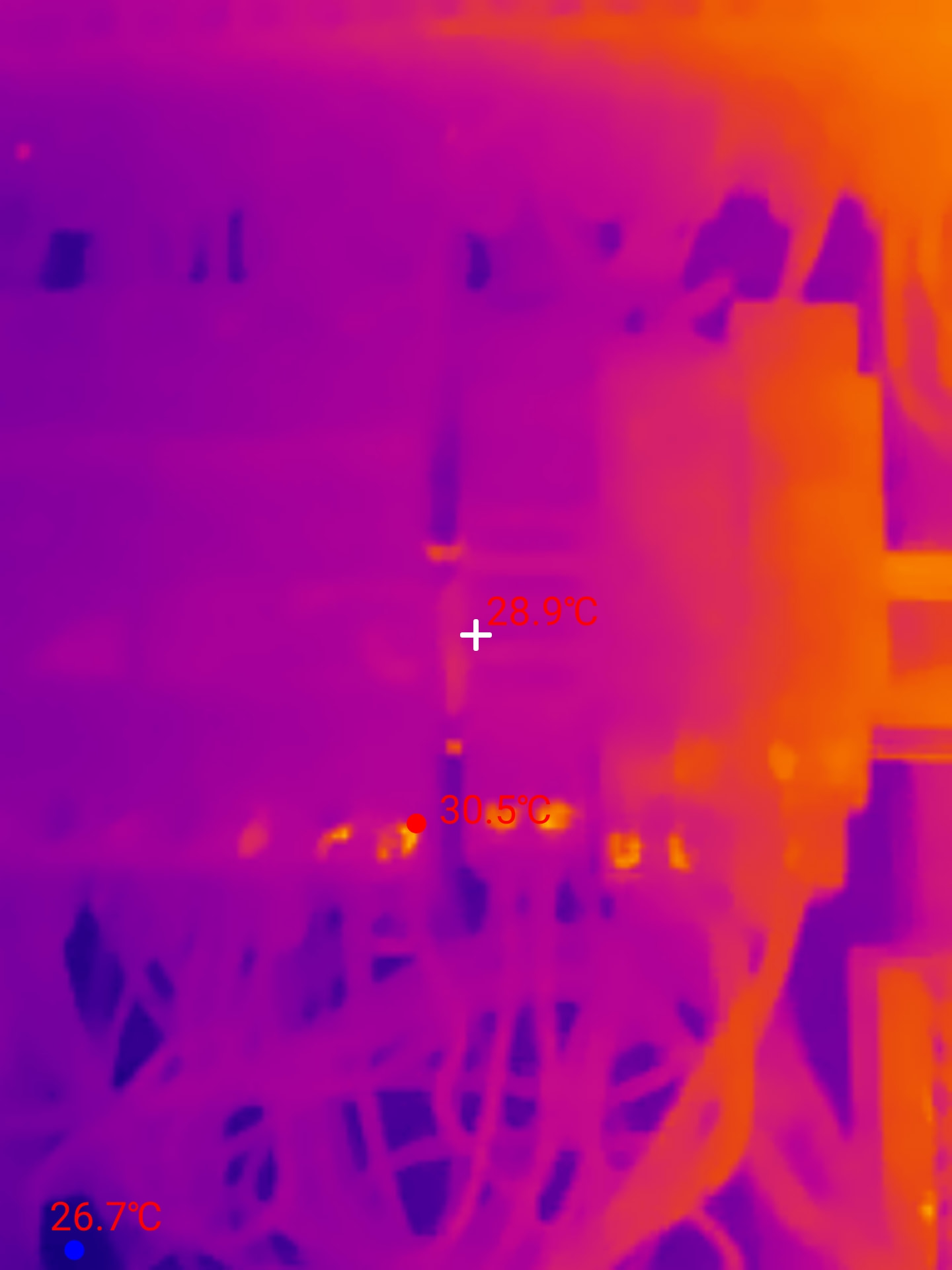 Thermografie eines geöffneten Schaltschranks mit maximal 30,5 °C, 28,9 °C in der Mitte und minimal 26,7 °C