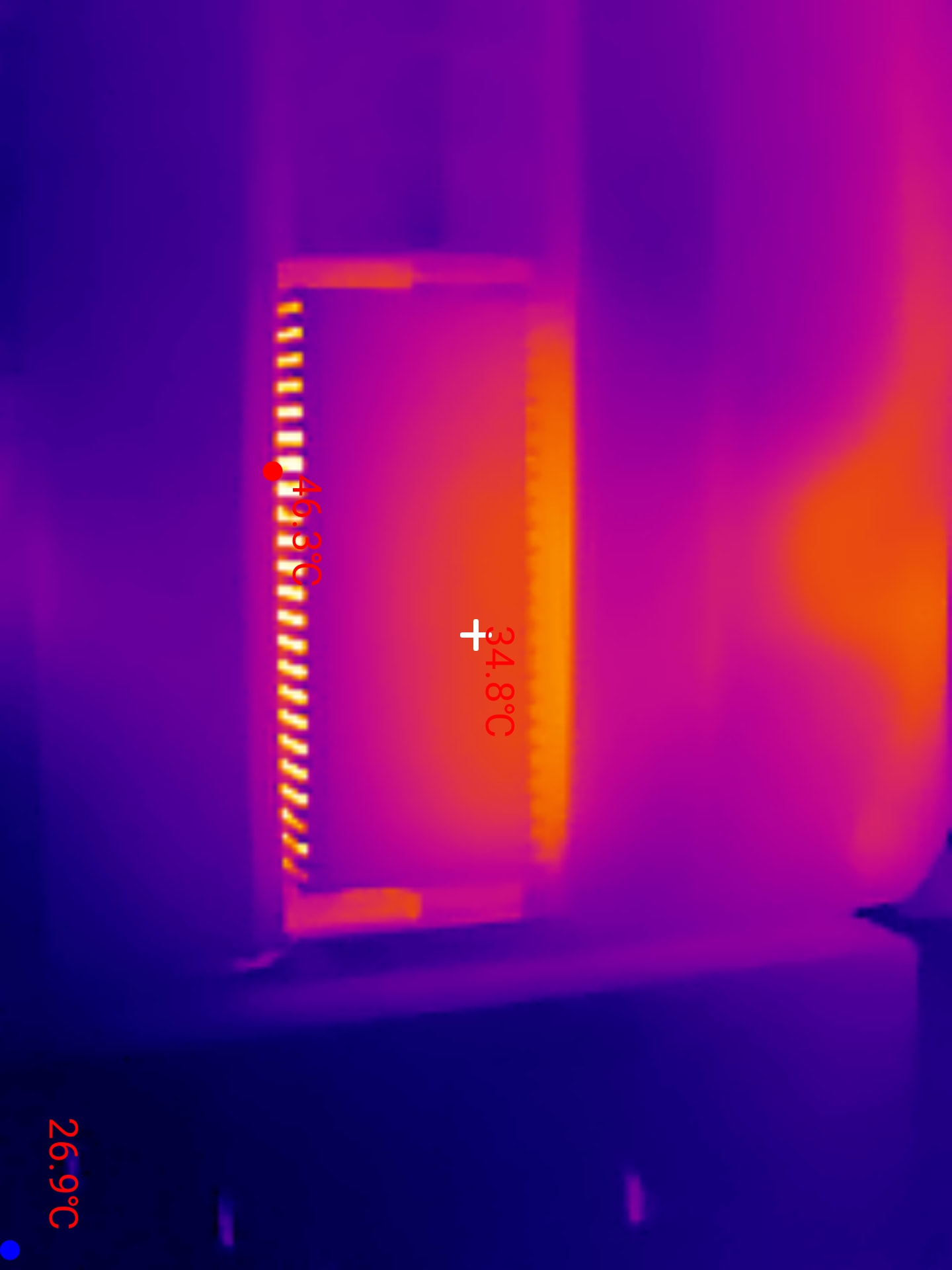Thermografie einer Reihe von Anschlüssen in einem Schaltschrank mit einem angezeigten Maximum bei 46,3 °C, einem zentralen Punkt bei 34,8 °C und einem Minimum bei 26,9 °C