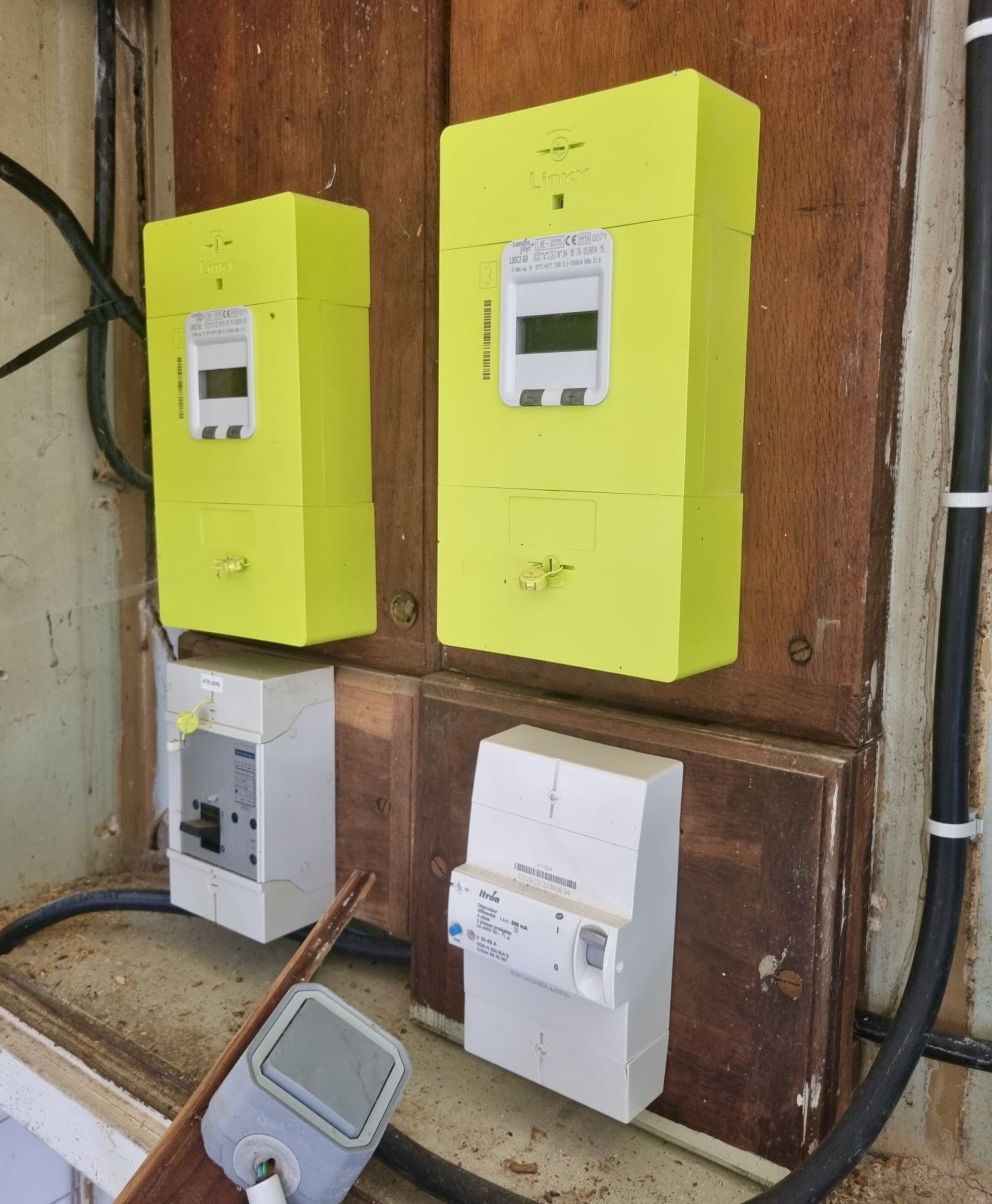 Deux compteurs Linky triphasés installés dans une boulangerie au Chesnay