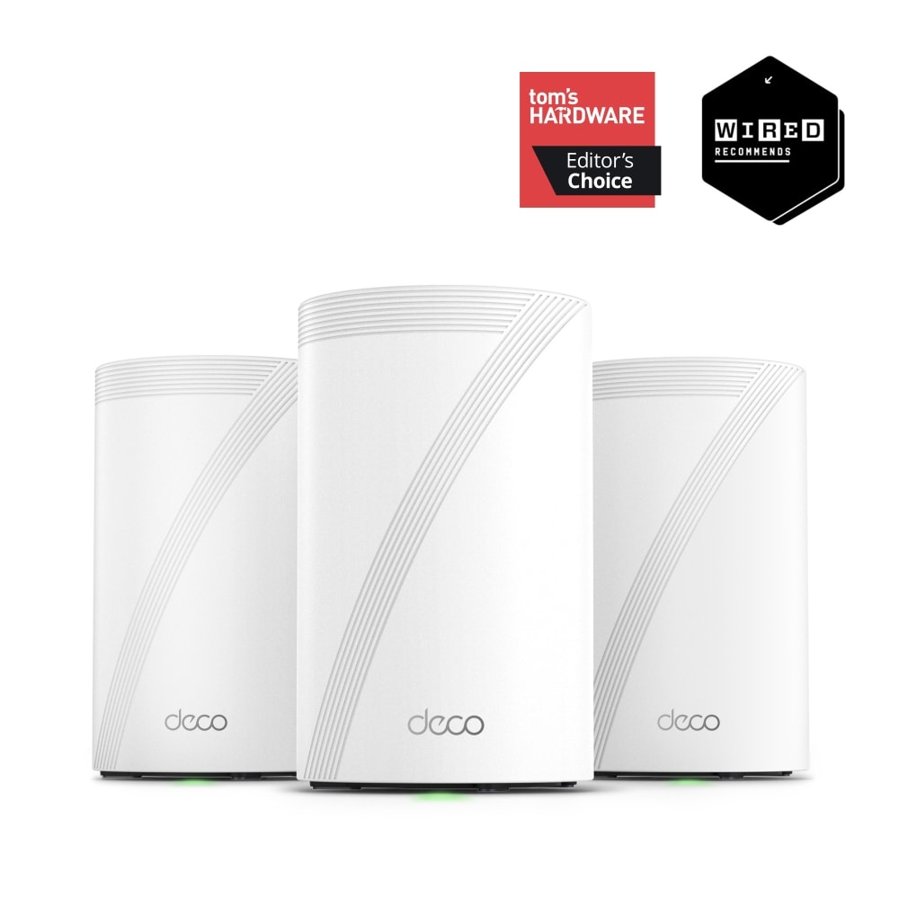 Trois bornes mesh blanches cylindriques Deco BE68 de TP-Link alignées, avec les badges Tom's Hardware et WIRED