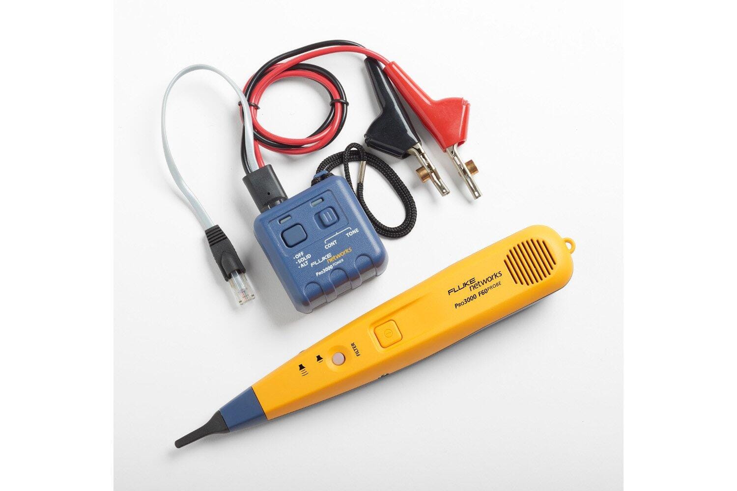 Kit de traçage de câbles Fluke Networks Pro3000 composé d’un émetteur bleu et d’une sonde jaune sur fond blanc.