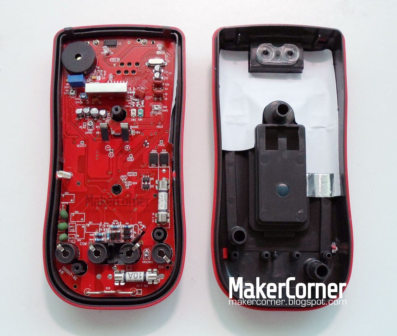 Intérieur du multimètre UNI-T UT61E avec fusibles céramique et circuit imprimé