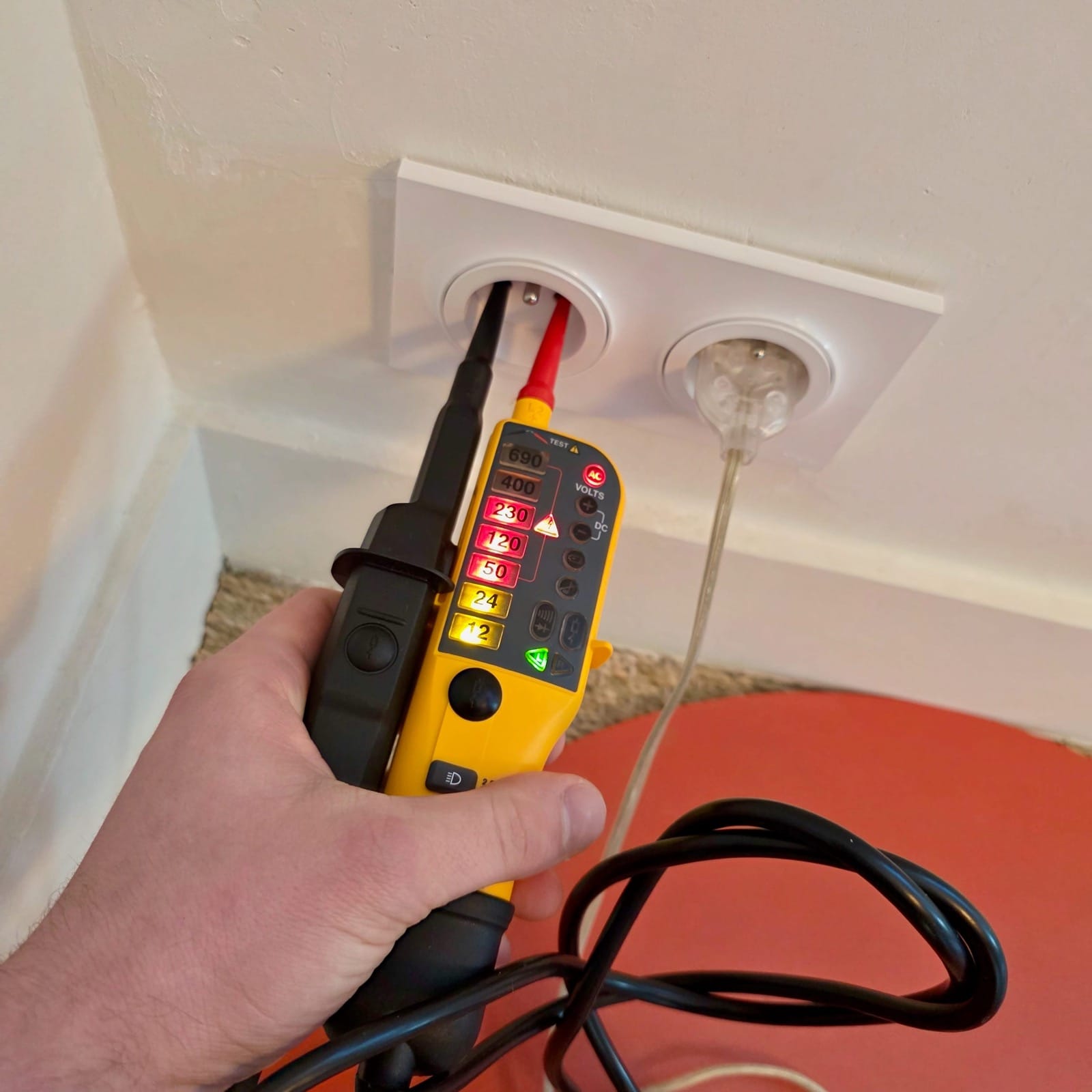 VAT bipolaire relié à une prise électrique avec affichage de tension allumé
