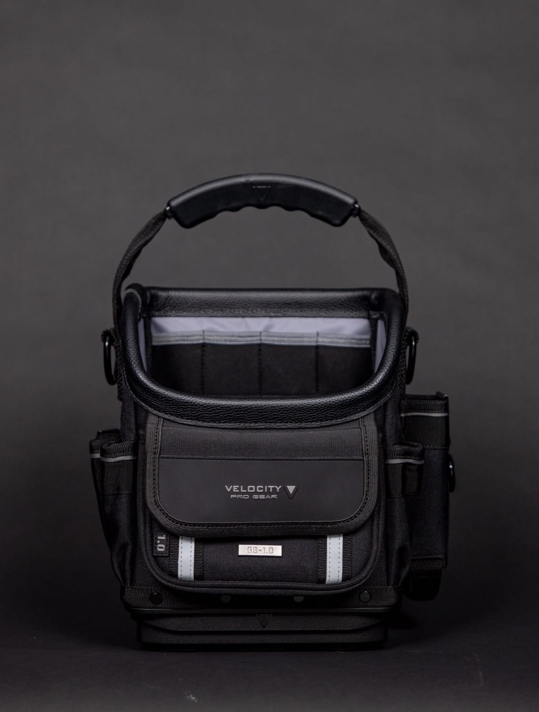 Sac à outils ouvert Velocity Pro Gear Rogue 1 en finition noire, posé avec sa sangle