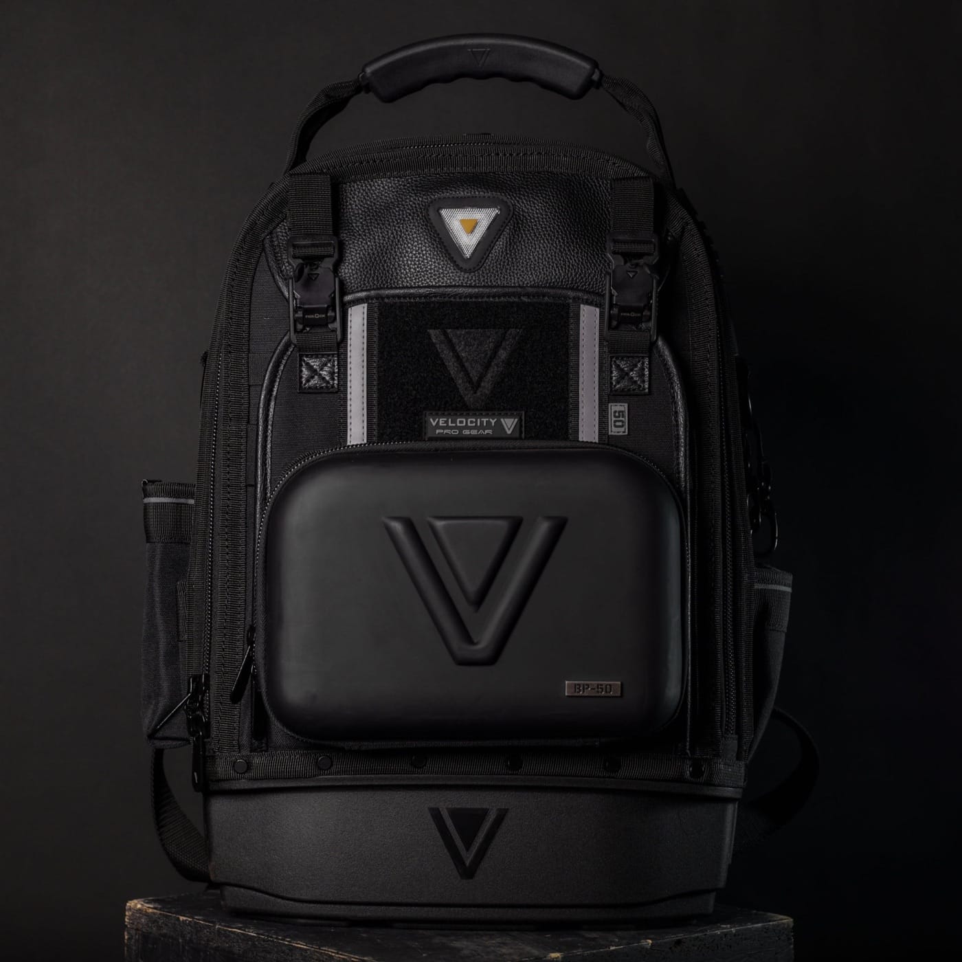 Sac à dos d’outillage Velocity Pro Gear Rogue 50 en finition Shadow Black, posé debout