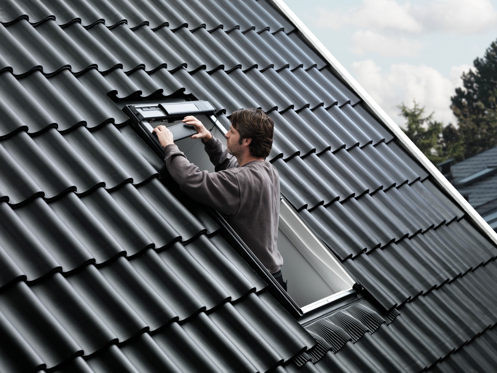 Fenêtre de toit VELUX INTEGRA Solar avec cellule photovoltaïque visible sur le cadre